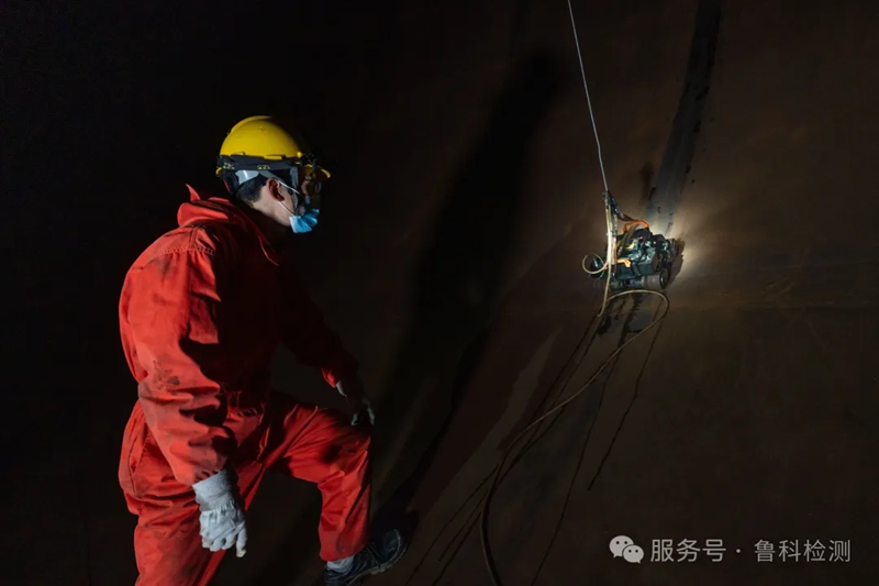 “浙江省首次應(yīng)用檢測(cè)機(jī)器人完成球罐定檢工作”